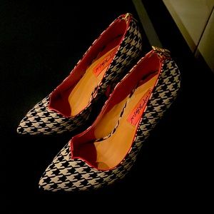 Houndstooth black and white pumps